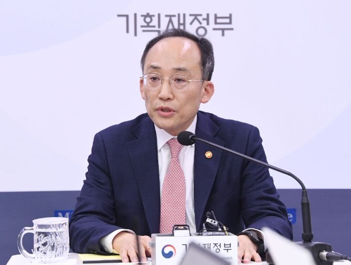 추경호 부총리 겸 기획재정부 장관이 지난 26일 정부세종청사 기재부 기자실을 방문해 최근 주요 경제현안과 관련 출입기자간담회에서 기자들 질문에 답하고 있다. 기획재정부 제공