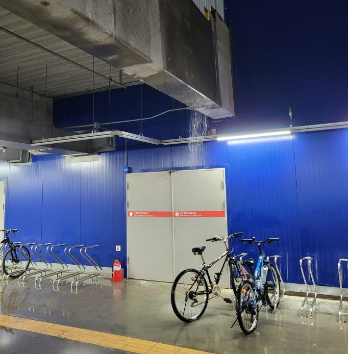 28일 경기 광명시 이케아 광명점에서 누수가 발생해 천장에서 물이 쏟아지고 있다. 경기도소방재난본부 제공