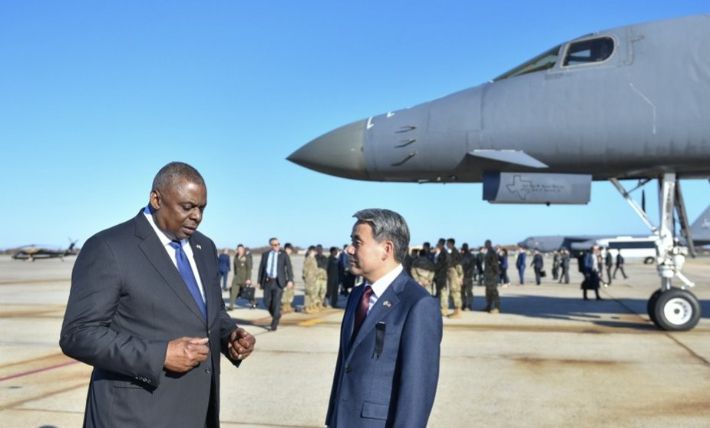 이종섭 국방부 장관과 오스틴 미국 국방장관이 3일(현지시간) 미국 메릴랜드주 소재 앤드루스(Andrews) 공군기지를 방문해 대화하고 있다. 연합뉴스