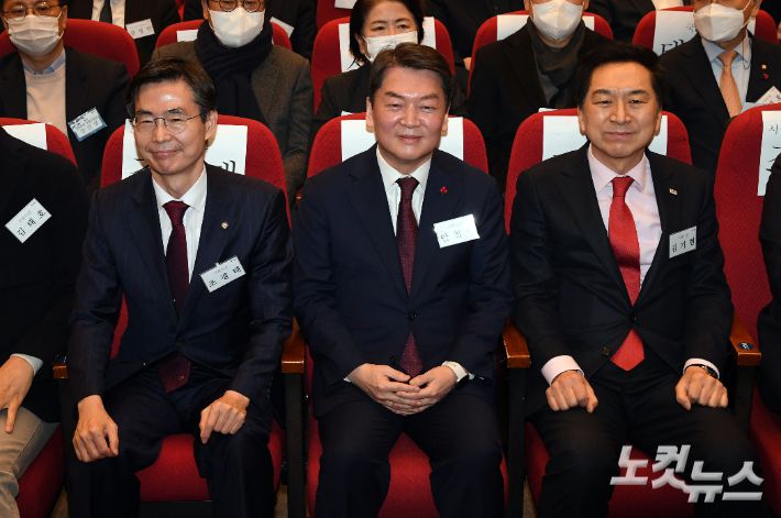 국민의힘 당권 경쟁에 뛰어든 조경태(왼쪽부터), 안철수, 김기현 의원이 15일 오후 서울 양천구 해누리타운에서 열린 국민의힘 서울 양천갑 당원대회에 참석하고 있다. 황진환 기자