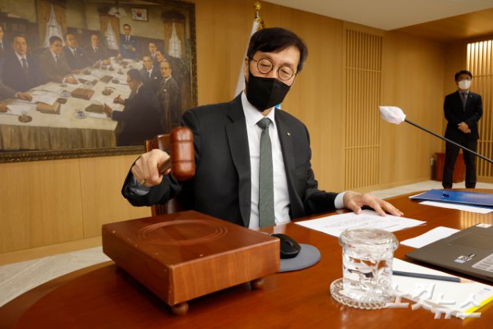 이창용 한국은행 총재가 지난 13일 서울 중구 한국은행에서 열린 2023년 첫 금융통화위원회에서 의사봉을 두드리고 있다. 사진공동취재단