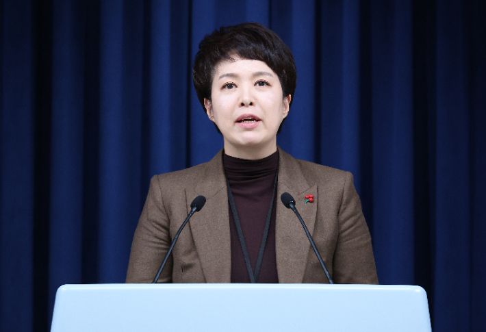김은혜 대통령실 홍보수석이 30일 서울 용산 대통령실 청사에서 윤석열 대통령이 '난방비 지원' 1천억원 예비비 지출안건을 재가했다고 밝히고 있다. 연합뉴스