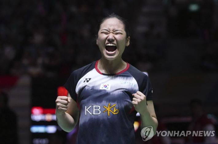 안세영이 29일(한국 시각) 인도네시아 자카르타에서 열린 2023 인도네시아 마스터스 배드민턴선수권대회 여자 단식 결승에서 캐롤라이나 마린(스페인)을 누르고 우승한 뒤 포효하고 있다. AP=연합뉴스