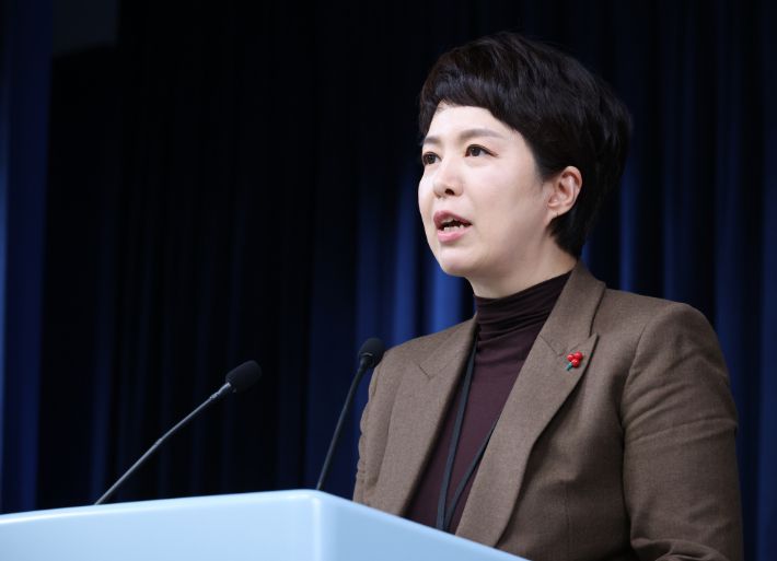 김은혜 대통령실 홍보수석이 30일 서울 용산 대통령실 청사에서 윤석열 대통령이 '난방비 지원' 1천억원 예비비 지출안건을 재가했다고 밝히고 있다. 연합뉴스