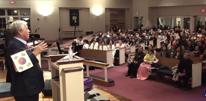 전광훈 목사(왼쪽)가 애난데일 집회에서 연설중이다. 유튜브 캡처