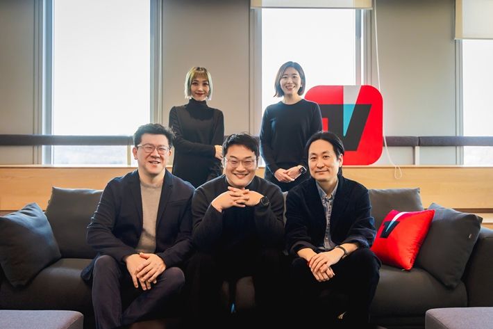 앞줄 왼쪽부터 기획 총괄 프로듀서 정형진, 스토리 총괄 프로듀서 차우진, 책임 프로듀서 임홍재, 뒷줄 왼쪽부터 연출 이예지, 김선형. 티빙 제공