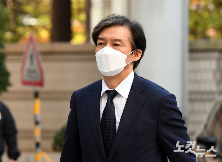 자녀 입시비리·감찰 무마 의혹을 받는 조국 전 법무부 장관이 18일 오전 서울 서초구 서울중앙지방법원에서 열린 공판에 출석하고 있다. 황진환 기자