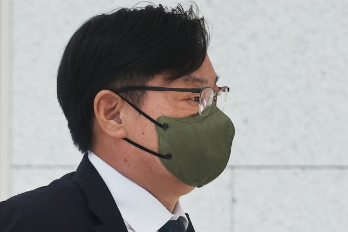 쌍방울 그룹으로부터 억대의 금품을 수수한 혐의를 받는 이화영 킨텍스 대표이사(전 경기도 평화부지사)가 지난해 9월 27일 오전 경기도 수원시 영통구 수원지방법원에서 열리는 사전구속영장 실질심사(구속 전 피의자심문)에 출석하기 위해 수원지방검찰청 청사로 들어가고 있다. 연합뉴스