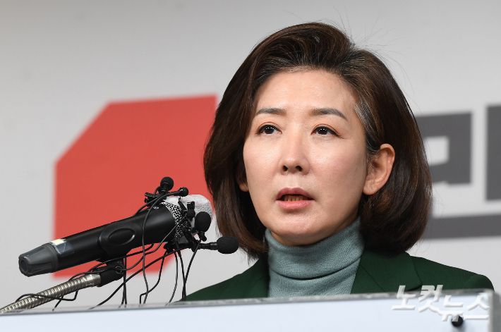 나경원 전 의원이 25일 오전 서울 여의도 국민의힘 중앙당사에서 기자회견을 갖고 당대표 선거 불출마 선언을 하고 있다. 황진환 기자