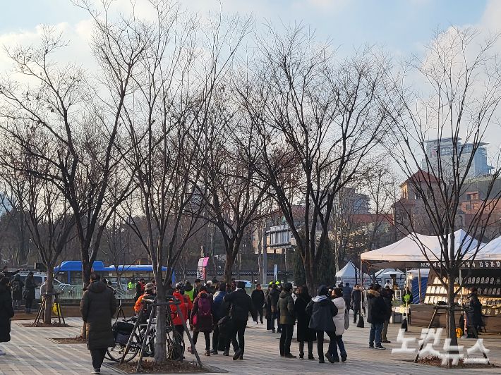 5일 핼러윈 참사 희생자들을 추모하기 위해 분향소를 찾는 시민들의 발길이 이어졌다. 박희영 기자