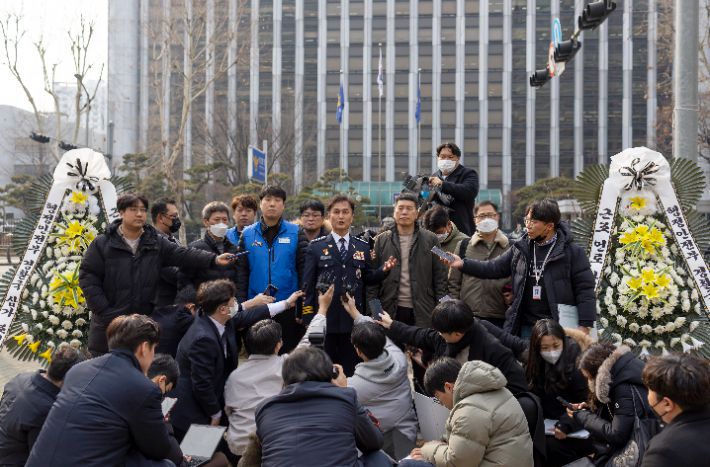 경찰국 설치에 반발하는 전국총경회의를 주도해 징계를 받은 류삼영 총경이 6일 오후 서울 중구 경찰기념공원에서 경찰 총경급 정기 전보인사 관련 기자회견을 하는 모습. 연합뉴스