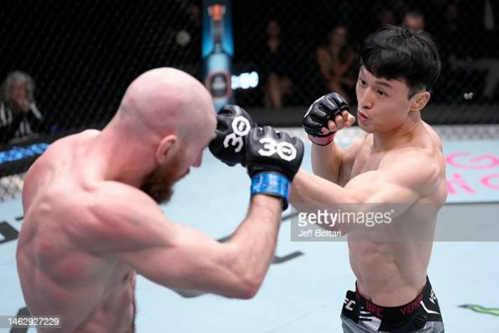 4년 만의 복귀전에서 무승부를 거둔 최두호(오른쪽). UFC 제공/게티이미지