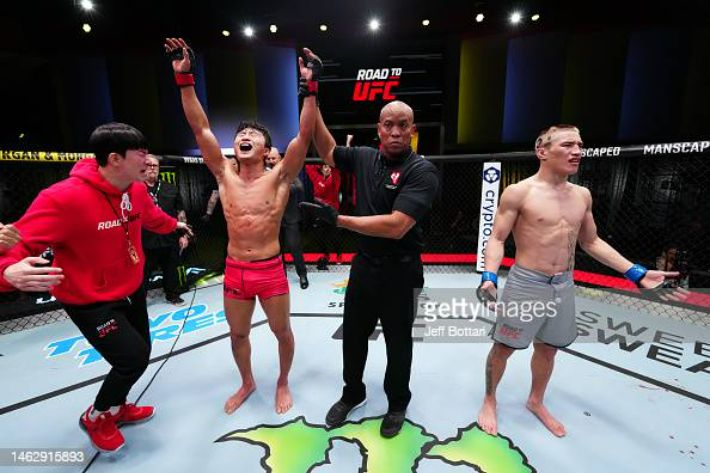 3경기 연속 중국인 파이터를 잡은 이정영(왼쪽). UFC 제공/게티이미지