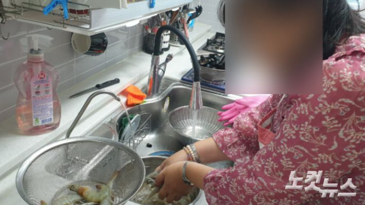 부산의 한 장애인 자립생활 주택에 거주하면서 새우 손질하는 법을 배우는 모습. 김혜민 기자