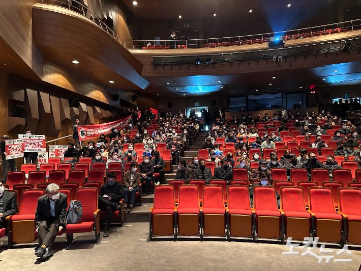 전남 영광군의 예술의전당 대공연장에서 광주 군공항 이전 주민설명회가 개최됐다. 김한영 기자