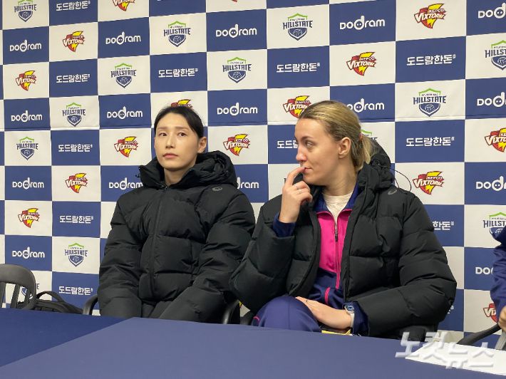 인터뷰실에 들어온 김연경(사진 왼쪽)과 옐레나. 수원=김조휘 기자