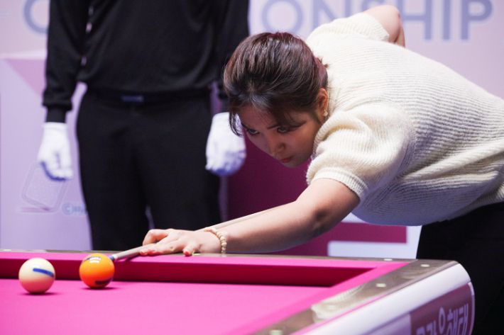 스롱이 7일 경기도 고양시 빛마루방송센터에서 열린 '크라운해태 PBA-LPBA 챔피언십' 여자부 결승에서 샷을 구사하고 있다. PBA