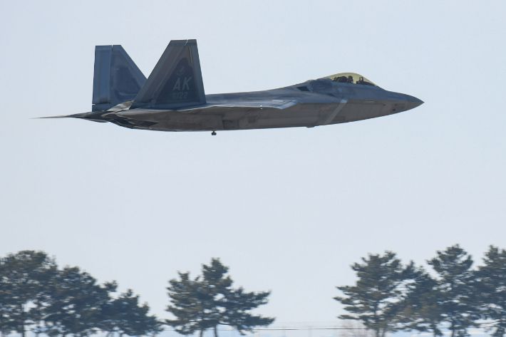 지난해 12월 군산 공군기지에 전개된 미 공군 F-22 스텔스 전투기. 국방부 제공