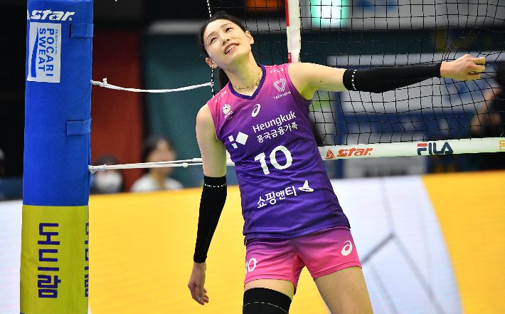 환하게 웃고 있는 김연경. 한국배구연맹