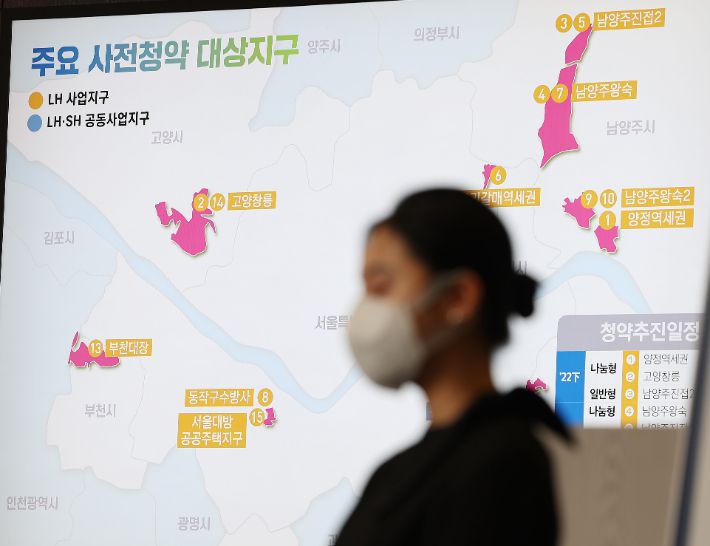 윤석열 정부의 공공분양주택 '뉴:홈'의 사전청약 접수가 시작된 지난 6일 경기도 고양시 한국토지주택공사(LH) 고양사업본부 홍보관 내부 모습. 연합뉴스