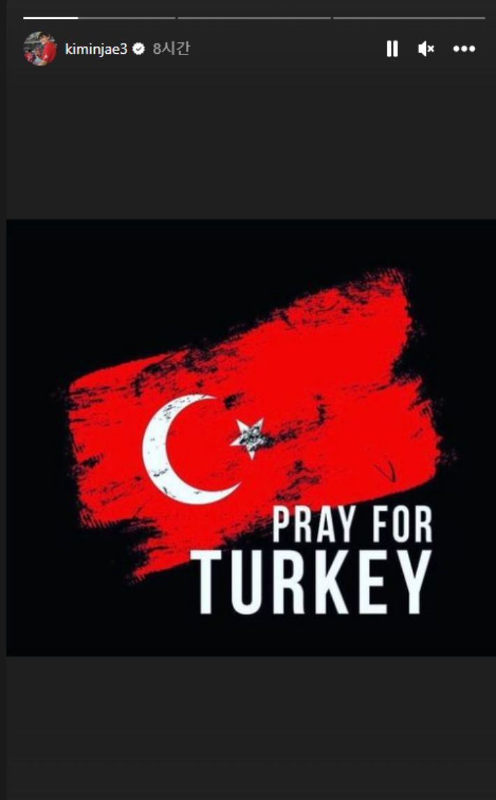 튀르키예 지진 희생자를 추모하는 김민재. 김민재 인스타그램 스토리 캡처