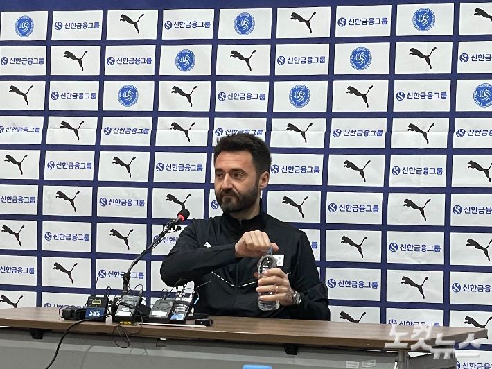 취재진과 인터뷰 중인 세자르 감독. 부천=김조휘 기자