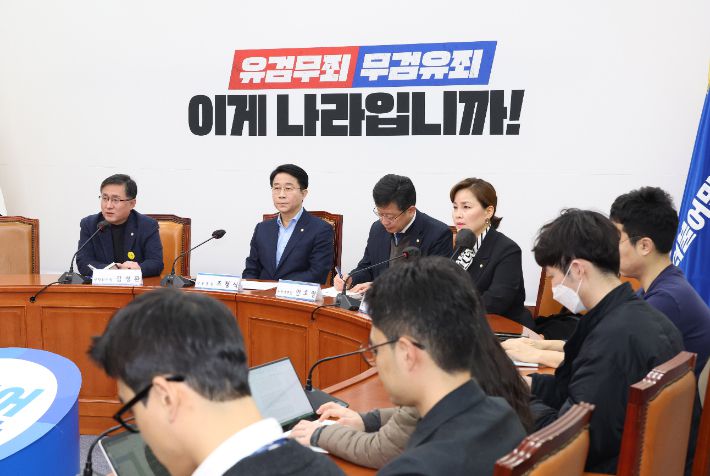 더불어민주당 조정식 사무총장과 김성환 정책위의장이 12일 오전 국회에서 기자간담회를 하고 있다. 연합뉴스