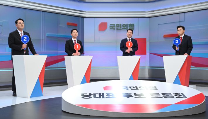 15일 서울 중구 TV조선 스튜디오에서 열린 국민의힘 당대표 후보 첫번째 TV토론에 앞서 천하람· 김기현·안철수·황교안 후보(왼쪽부터)가 리허설하고 있다. 연합뉴스
