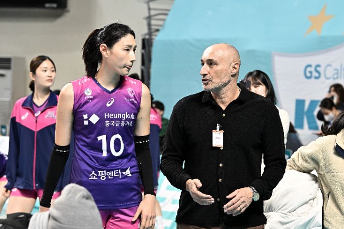 김연경과 아본단자 감독(사진 오른쪽). 한국배구연맹