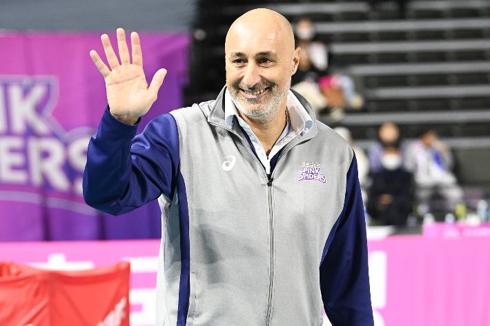 환하게 웃고 있는 아본단자 감독. 한국배구연맹