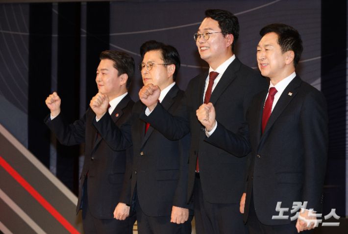 국민의힘 당 대표 경선 후보들이 22일 서울 여의도 KBS에서 열린 TV토론에 앞서 기념촬영을 하고 있다. 왼쪽부터 안철수, 황교안, 천하람, 김기현 후보. 국회사진취재단