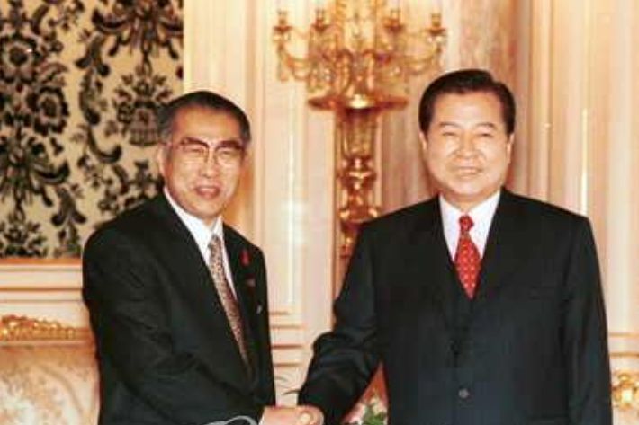 1998년 10월 8일 한일 정상회담에 앞서 악수하는 당시 김대중 대통령과 오부치 게이조(小淵惠三) 일본 총리. 연합뉴스