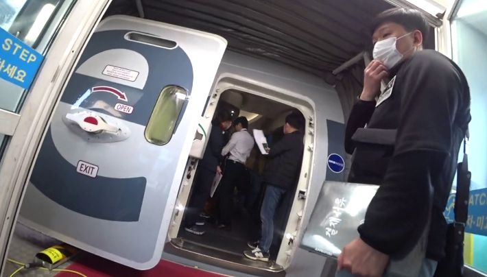 국내 도착 후 체포되는 A씨. 경기남부경찰청 제공