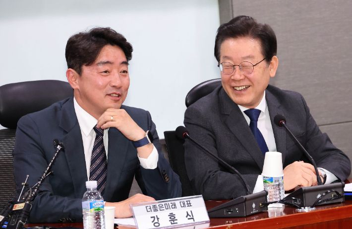 더불어민주당 이재명 대표가 15일 국회 의원회관에서 열린 더좋은미래-당대표 간담회에서 더좋은미래 대표인 강훈식 의원과 대화하고 있다. 연합뉴스