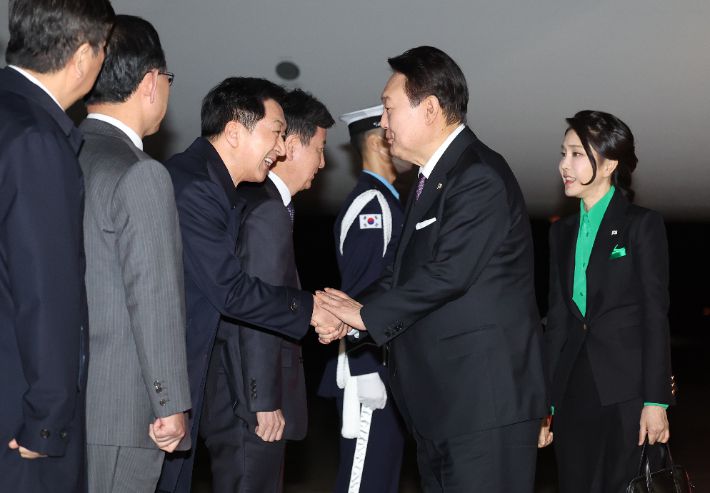1박2일 간의 일본 방문을 마친 윤석열 대통령과 김건희 여사가 17일 경기 성남서울공항에 도착, 영접 나온 국민의힘 김기현 대표와 인사하고 있다. 연합뉴스