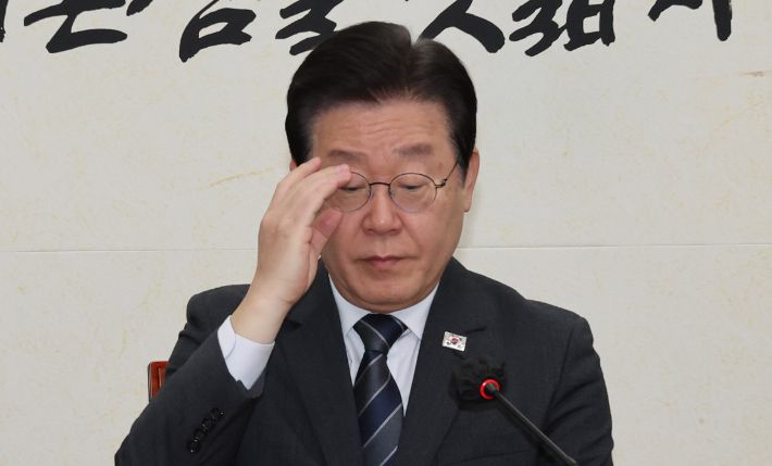 더불어민주당 이재명 대표가 17일 오전 서울 여의도 국회에서 열린 최고위원회의에서 안경을 고쳐쓰고 있다. 연합뉴스
