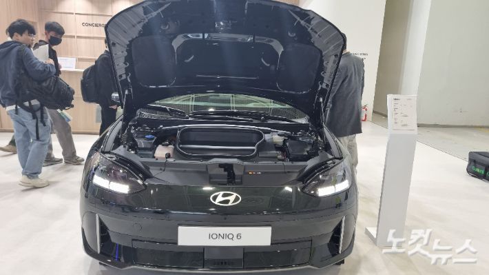 'EV 트렌드 코리아 2023'에 전시된 현대차의 아이오닉6. 첫날 개막식 때 진행된 'EV 어워즈 2023'에서 아이오닉6는 '대한민국 올해의 전기차'(환경부 장관상)에 뽑혔다. 윤준호 기자