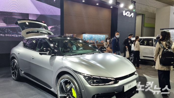 기아가 'EV 트렌드 코리아 2023'에서 전시한 EV6 라인업존. 윤준호 기자