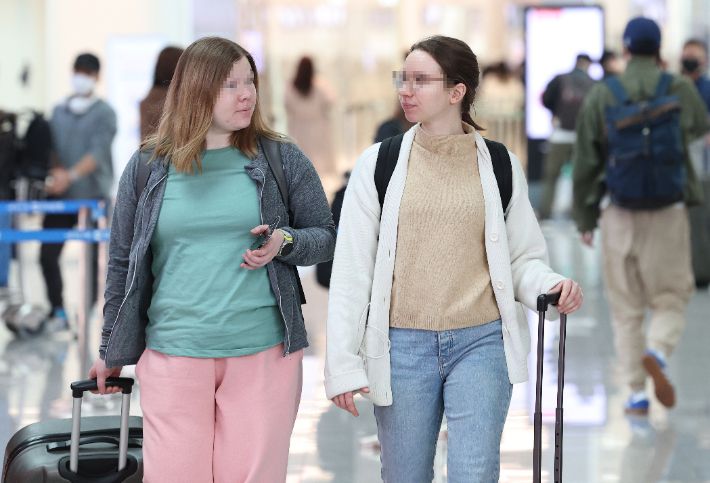 20일 오전 인천국제공항 제1여객터미널 출국장에서 마스크를 벗은 탑승객들이 이동하고 있다. 연합뉴스