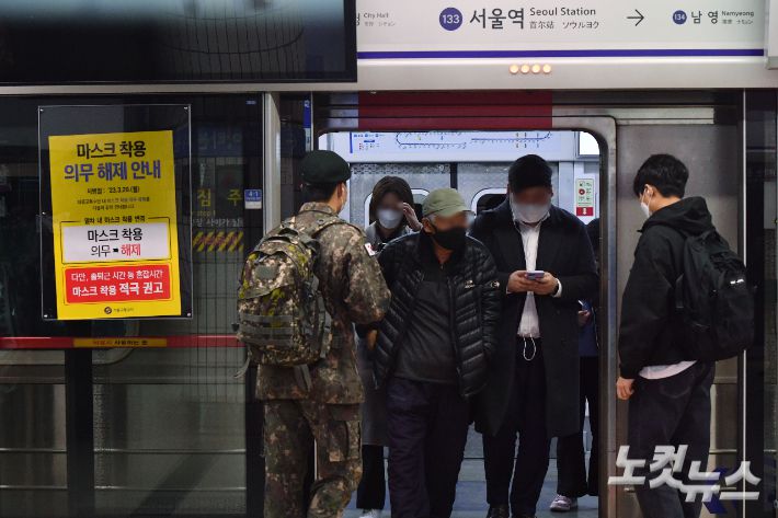 20일 CBS노컷뉴스 취재진이 만난 대다수 시민은 여전히 마스크를 착용한 채 대중교통을 이용하고 있었다. 류영주 기자