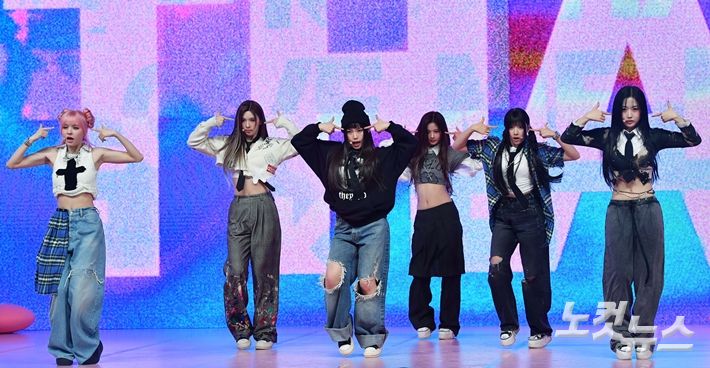 엔믹스가 타이틀곡 '러브 미 라이크 디스' 무대를 선보이고 있다. 류영주 기자