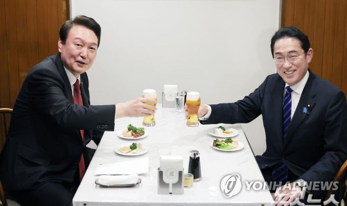 (도쿄=연합뉴스) 안정원 기자 = 윤석열 대통령과 기시다 후미오 일본 총리가 16일 오후 일본 도쿄 긴자의 오므라이스 노포에서 친교의 시간을 함께하며 생맥주로 건배하고 있다. 2023.3.16 jeong@yna.co.kr 연합뉴스