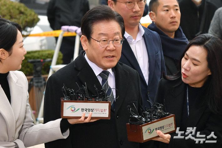 지난 대선 과정에서 고 김문기 전 성남도시개발공사 처장을 '모른다'고 허위 발언을 한 혐의로 재판에 넘겨진 이재명 더불어민주당 대표가 17일 오전 서울 서초구 서울중앙지방법원에서 열린 2차 공판에 출석하고 있다. 류영주 기자