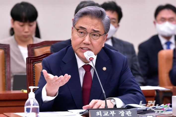 박진 외교부 장관이 21일 서울 여의도 국회에서 열린 외교통일위원회 전체회의에서 의원 질의에 답변을 하고 있다. 윤창원 기자