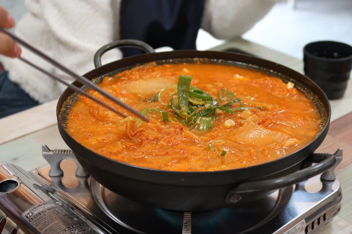 청년밥상 문간 대표메뉴 3000원 김치찌개. 청년밥상문간 제공
