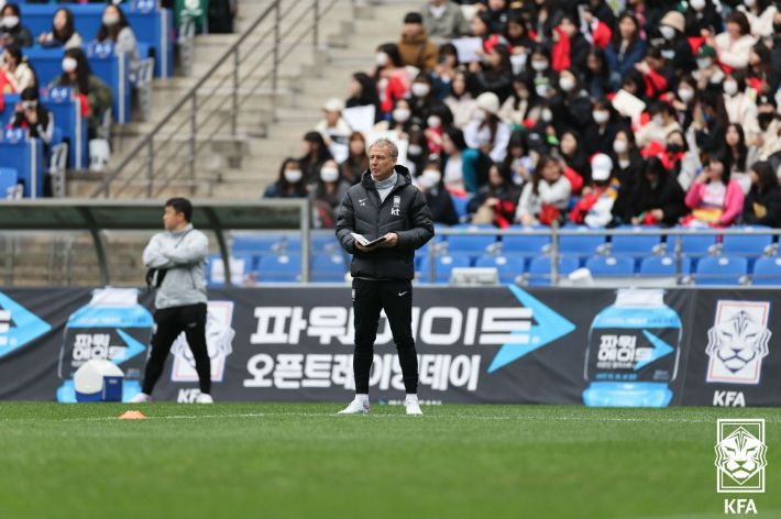 오픈 트레이닝을 지도 중인 위르겐 클린스만 감독. 대한축구협회
