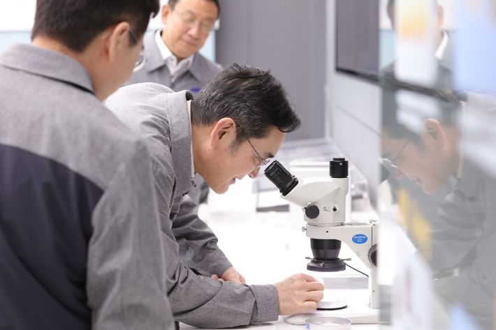 이재용 삼성전자 회장이 24일 중국 텐진에 위치한 삼성전기 사업장을 방문해 생산 라인을 점검하고 있다. 삼성전자 제공