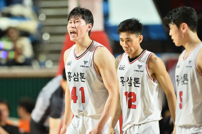 오세근과 렌즈 아반도 그리고 변준형. KBL