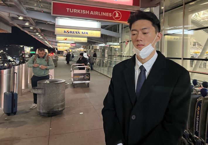 전두환 대통령의 손자 전우원씨가 26일(현지시간) 뉴욕 JFK 공항에서 귀국 비행기 탑승 전 연합뉴스와 인터뷰를 하고 있다. 연합뉴스