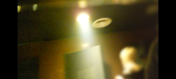 미국 하와이에서 국제택배를 통해 반입된 마약이 국내 클럽에 유통된 것으로 드러났다. 사진은 한 클럽 화장실에서 마약을 거래하는 모습. 부산경찰청 제공 영상 캡처